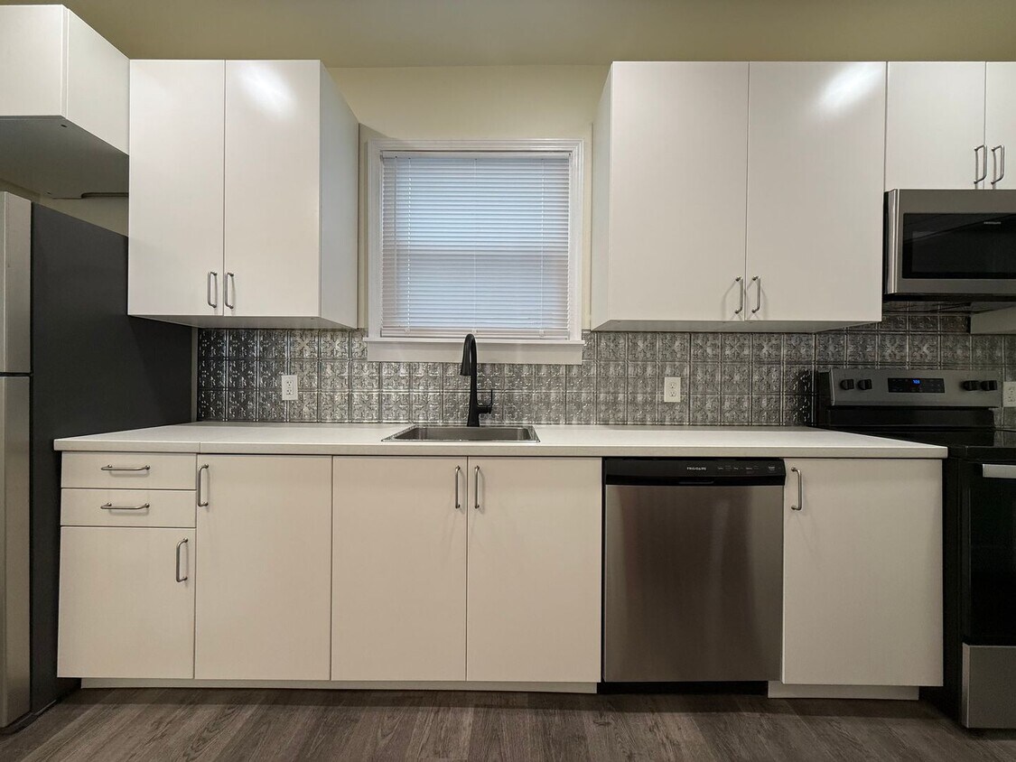 Foto principal - Now showing updated 3BR 1.5 bath house wit...