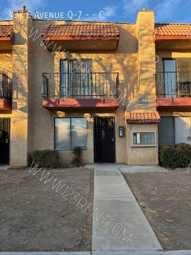 Foto principal - 2 Bedroom / 1.5 Bath Townhouse East Palmdale