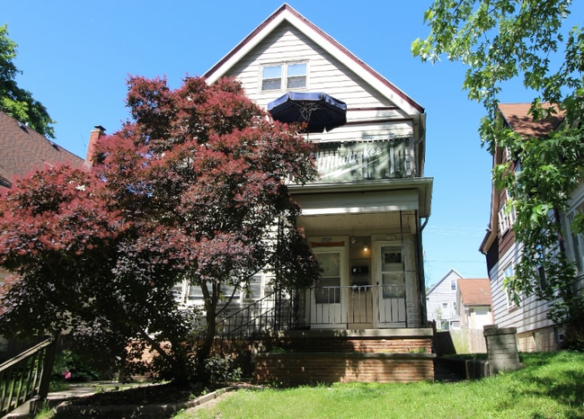 Building Photo - 2927 N Newhall St