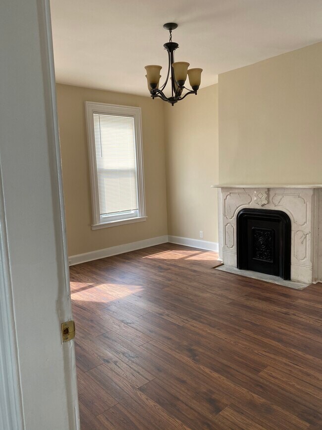 Building Photo - 563 Argyle Ave