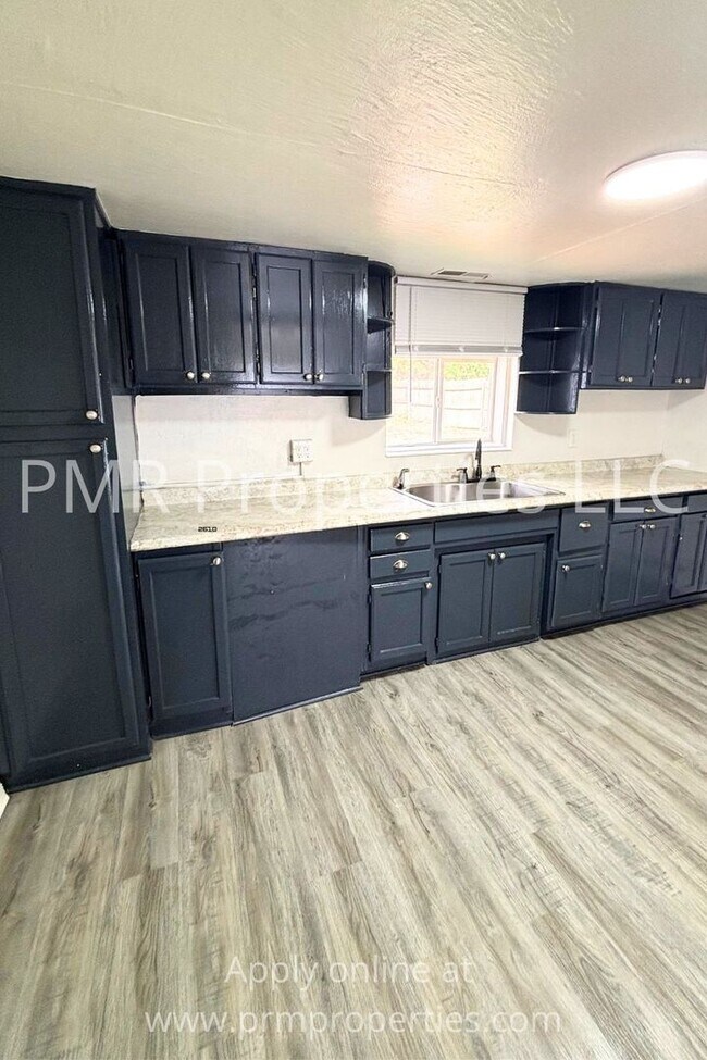 Building Photo - 2 Bedrooms / 1 Bathroom House