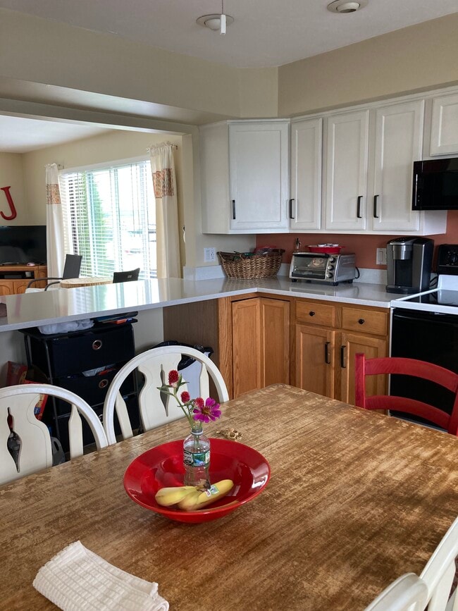 Kitchen - 275 North End Blvd