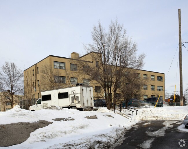 Photo du bâtiment - 1 Rannock, 32 Craigton, 40 Craigton, 860 Pharmacy