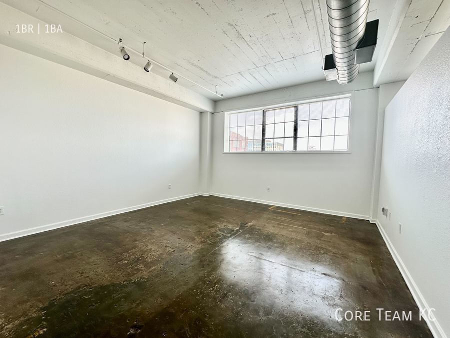 Primary Photo - 1 Bedroom Loft Right by the River Market!