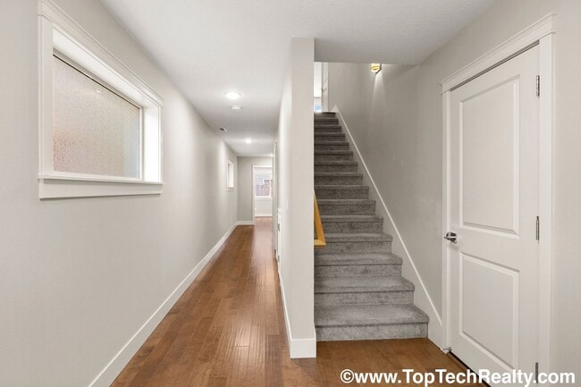 Building Photo - Lovely *NEWER* 3BD, 2.5 BA* Home In Desira...