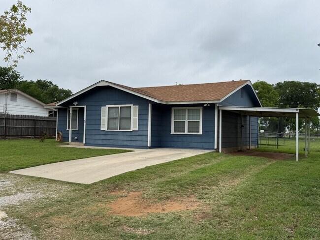 Foto del edificio - 3 Bedroom Home With Large Fenced In Yard
