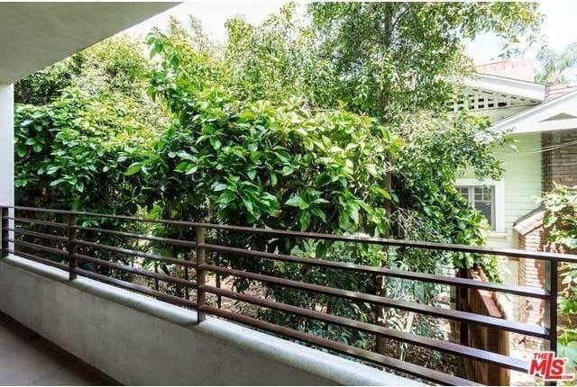 Room for a grill in balcony - 1951 N Beachwood Dr