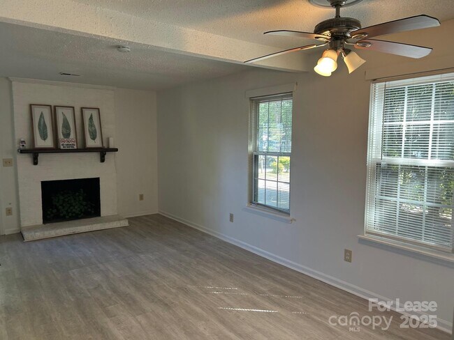 Foto del edificio - 10702 Blue Heron Dr