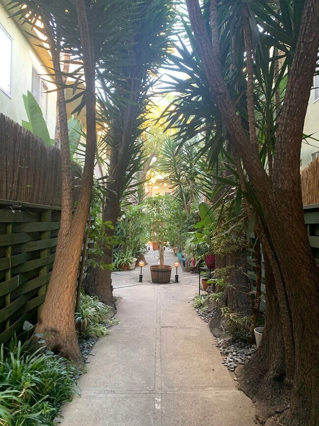 Foto del edificio - 725 N Sycamore Ave