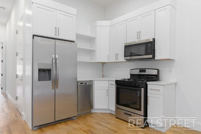 Foto del edificio - Brand New Large 3 Bed 2 Bath in Bushwick Townhouse!