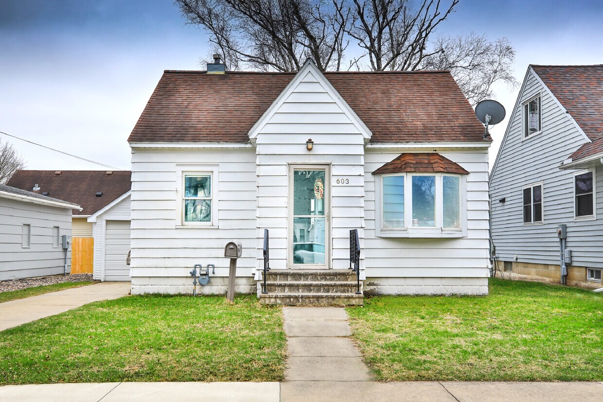 Foto principal - 603 12th Ave NW