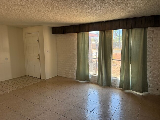 Foto del edificio - 4541 E San Francisco Blvd