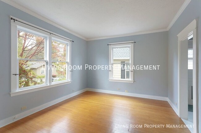 Building Photo - Charming Buckman Single-Family home with D...