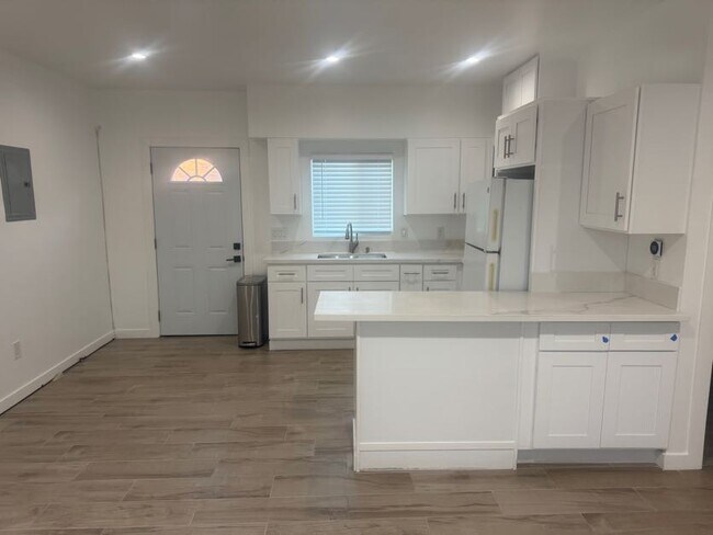 Foto del edificio - 3667 W 108th St