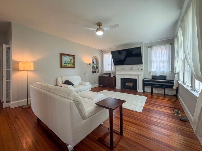 Foto del edificio - Luxury Historic Home Near UF | Fully Renovated 3BR/2BA with Private Yard & Premium Finishes