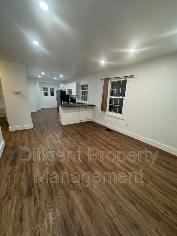 Building Photo - 736 Stormont St