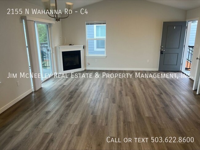 Building Photo - Upstairs Unit 2 bed/1 bath units in 4-plex