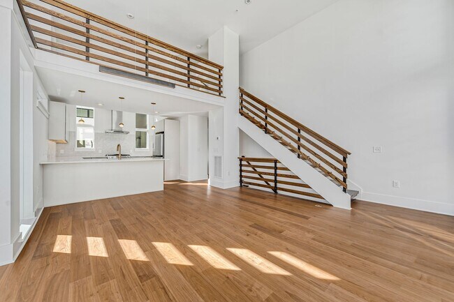 Foto del edificio - First month FREE! Spacious new downtown to...