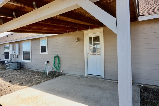 Foto del edificio - COMING SOON! FOR LEASE! Nice 3 BR - 2 BA -...