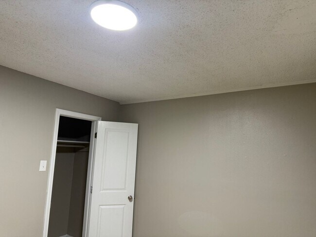 Foto del edificio - 2BR 1 Bath in Central.