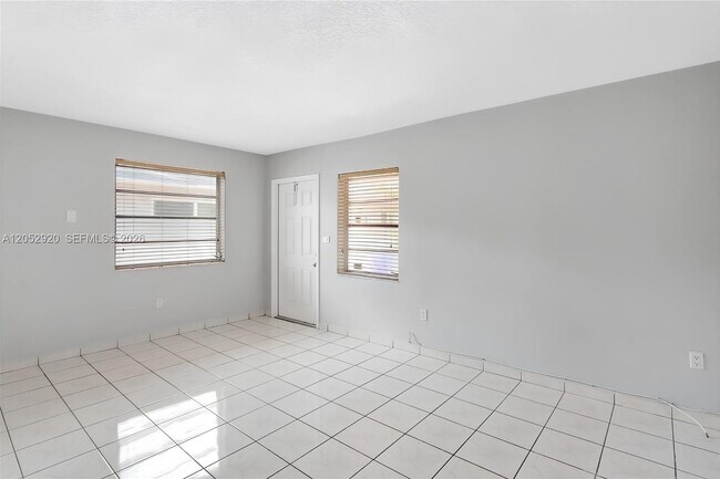 Building Photo - 2476 SW 17th St