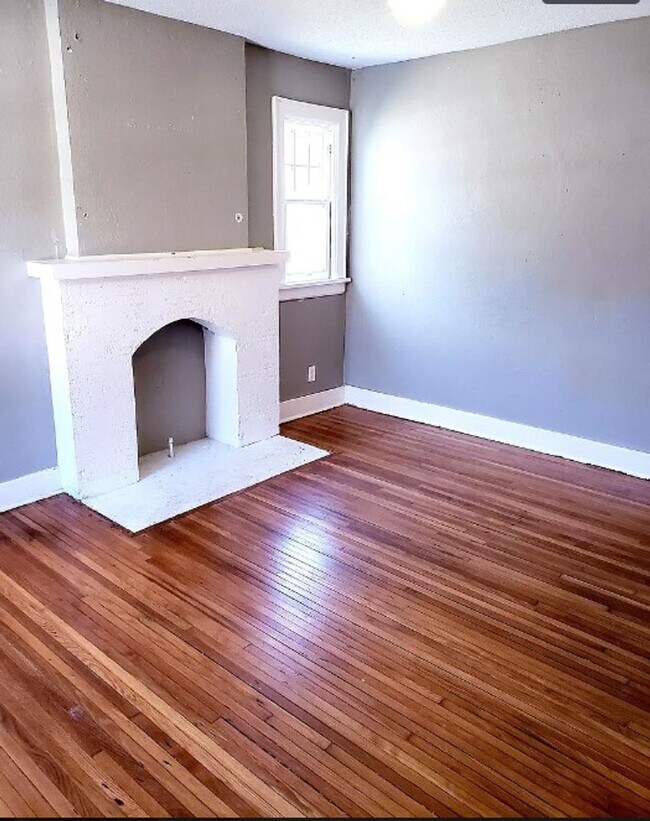 Building Photo - Charming Duplex within Walking Distance of...