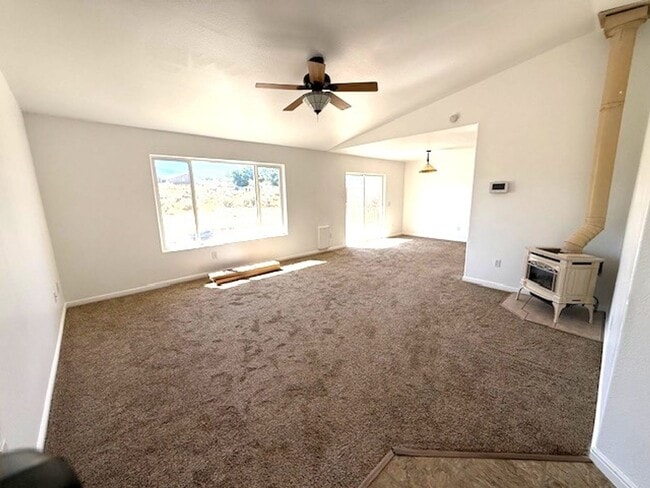 Building Photo - 3 bedroom house in Spring Creek with garage