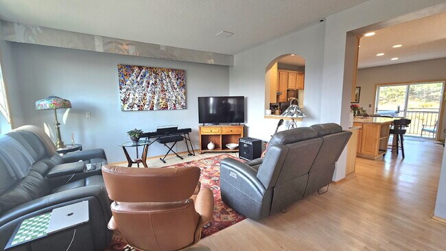 Foto del edificio - "Spacious 4-Bedroom Townhouse Retreat in Apple Valley - Modern Living with Ample Space!"
