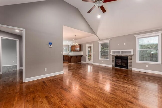 Foto del edificio - 4766 Lakecrest Dr