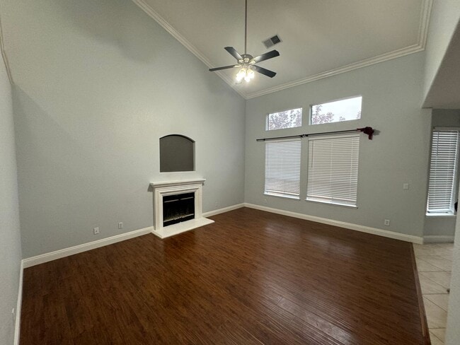 Foto del edificio - BEAUTIFUL TWO STORY 4 BED, 3 FULL BATH, & 2 CAR GARAGE