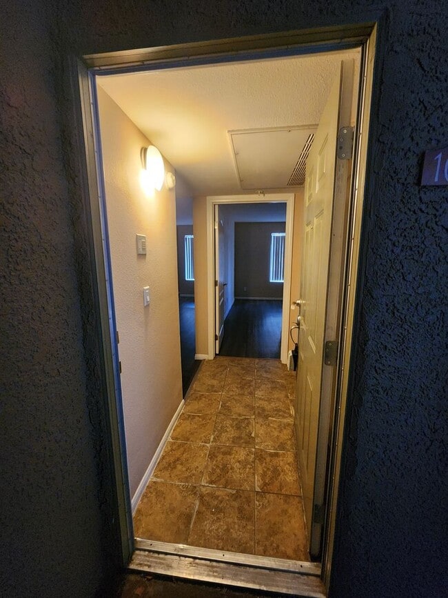 Building Photo - 2 bed, 2 bath first floor condo ready for ...
