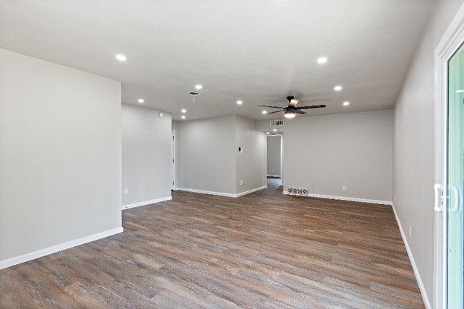 Building Photo - 819 Wateka Way