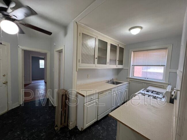 Building Photo - 4964 Lindenwood Ave