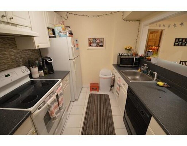 Foto del edificio - No Brokers Fee Convenient Brookline Location.Eat-in Kitchen, Laundry on a Site