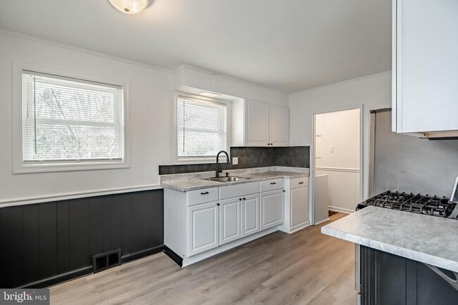 Building Photo - 419 W Rosedale Ave