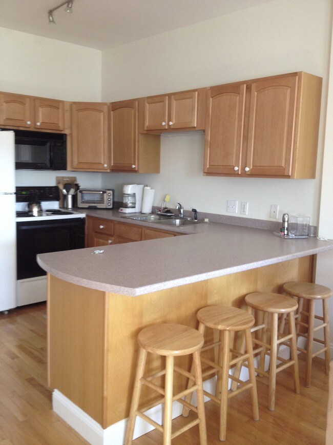 Full equiped kitchen - 24 Pleasant St