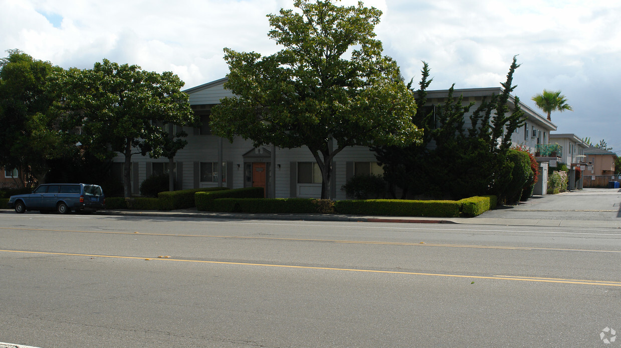 Building Photo - 1608 Hollenbeck Ave