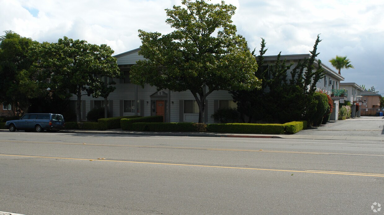Foto del edificio - 1608 Hollenbeck Ave