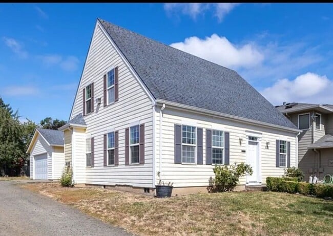 Building Photo - 1120 Elm St