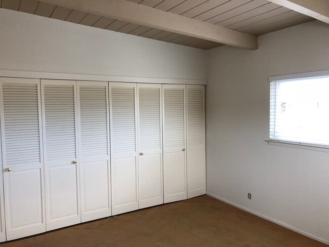Large bedroom - 339 Monroe St
