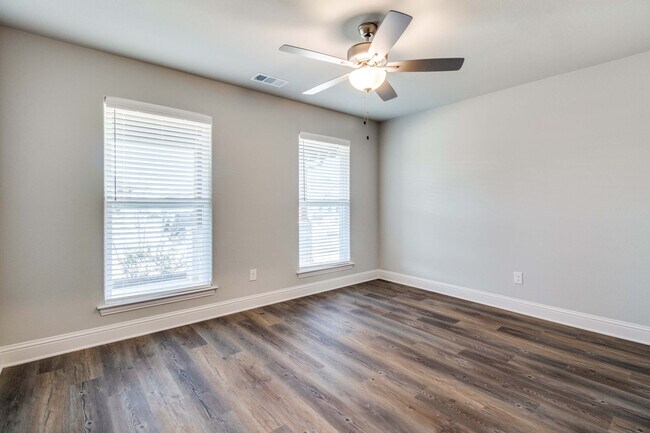 Foto del edificio - 2816 Clover Dr