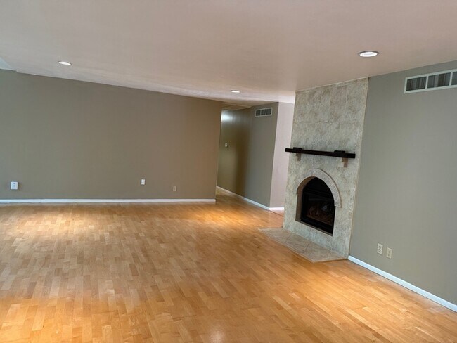 Building Photo - Lindbergh Schools 3BD 2.5 Bth Open Floor Plan