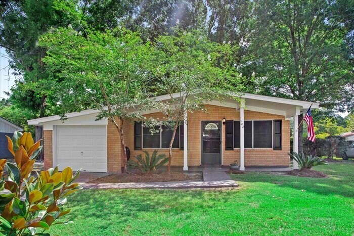 Primary Photo - 122 Clarence Dr