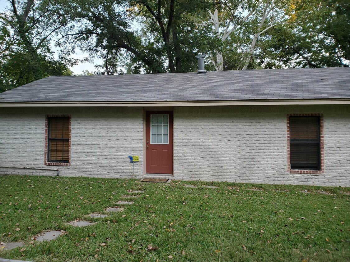 1737 E California St Unit 1, Gainesville, TX 76240 Apartments in Gainesville, TX