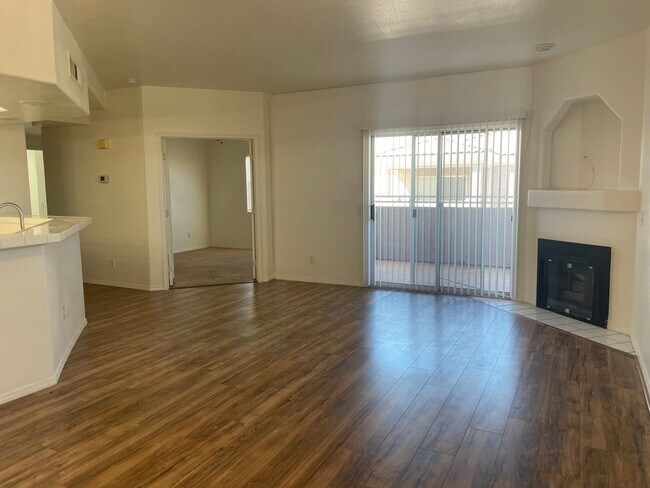 Building Photo - Beautiful open floor plan located in a gat...