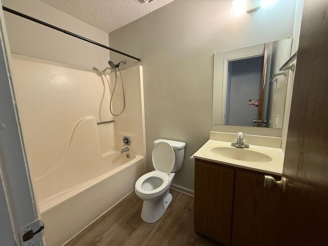 Building Photo - 2 bedroom, 2 bathroom