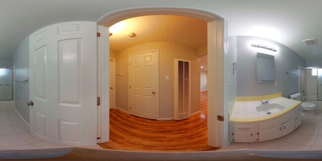 Foto del edificio - Upstairs 2 Bedroom/1 Bath Apartment with Garage in Charming and Well Maintained Four-Plex