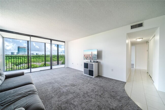 Foto del edificio - 2500 NE 135th St