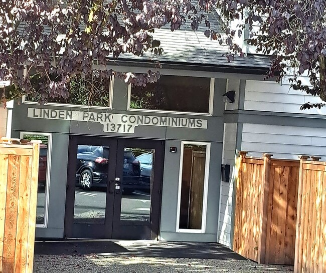 Main Entry - 13717 Linden Ave N