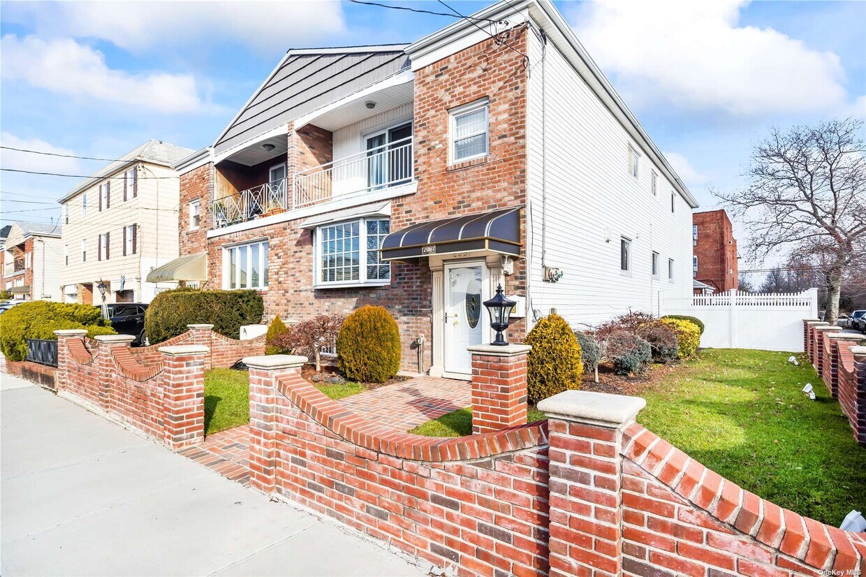Primary Photo - 2081 Royce St